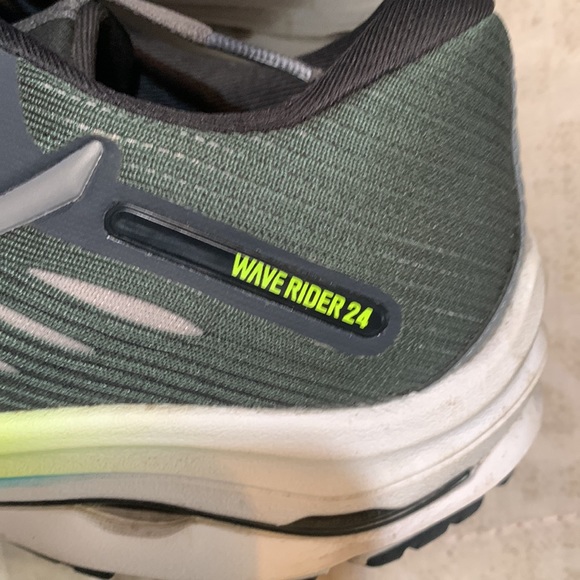 Women’s Mizuno wave rider 24 sneakers size 8. Really nice gray and white. - Picture 3 of 5